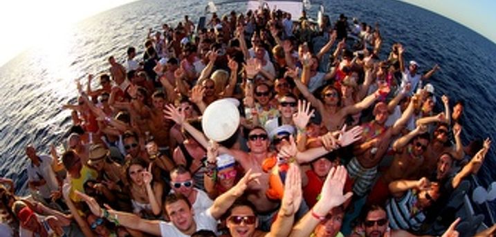 
            ¡Paseo en Barco Boat Party - The Original de 2 horas por solo 40€/persona en Barcelona!
        