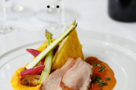 Spis med 33%. Restaurant Le Basilic: Delikat, fransk smagsoplevelse med kreativ udnyttelse af årstidens bedste råvarer. 
