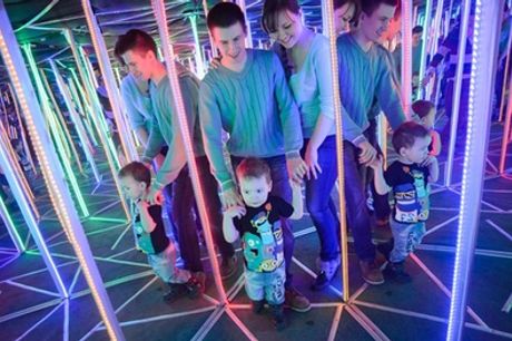 Spiegellabyrinth für 2 oder 4 Erwachsene, optional mit 1 oder 2 Kindern bei AB Attraktionen Berlin (bis zu 45% sparen*)