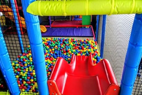 Pier Scheveningen: ticket voor een uur soft play park en jumpen met max. 15 kinderen bij Play & Bounce