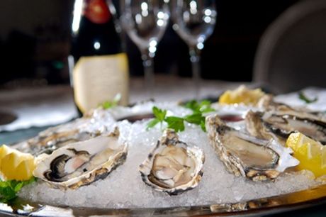 Plateau d’huîtres fines de claire et verres de vin blanc pour 2 personnes au restaurant Opium La Cabane, 6ème