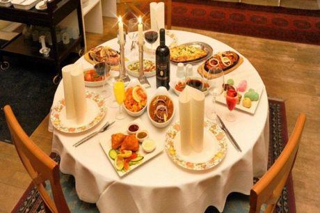 Spar 15% i aften: Gå ikke glip af smagsoplevelsen hos Al-Diwan, som har modtaget 4 kokkehuer i Politiken, og er blevet kaldt "den måske bedste pakistansk-indiske restaurant" af madanmelder Adam Price. Book hér og få rabat på hele regningen!