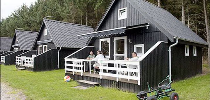  Tag på skøn hytteferie i Nordjylland - Tag på en dejlig miniferie med 3 nætter for 4 personer i kat. 5. hytte inkl. vand, strøm, internet og fri adgang til indendørs svømmehal, værdi kr. 2500,- 
