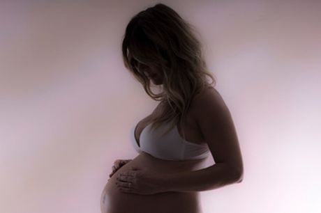 Sesión fotográfica de estudio para embarazada o bebé con CD y fotos impresas desde 29,95 € en Foto Estudio Juanjo