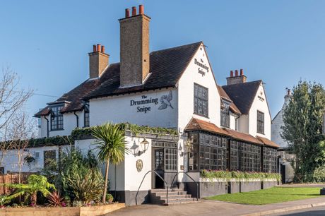 £45 -- Top-rated Surrey pub: 3-course meal & bubbly for 2