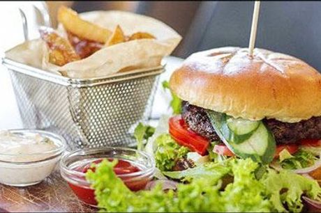  Smut forbi Cafe Fatamorgana på Borups Plads og spis dig mæt i en lækker burgermenu! - Jubi, den er tilbage, du får 1 x Fata Burger med kartoffelbåde og chili-mayo for 1 person, værdi kr. 149,- 