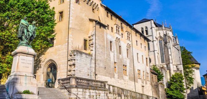 Schlossromantik für Weinliebhaber & Gourmets - Kostenfrei stornierbar, Château des Comtes de Challes, Challes les Eaux, Savoie, Frankreich - save 49%