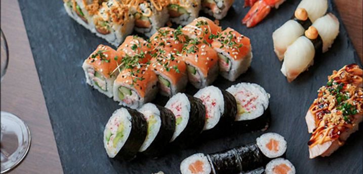  Takeaway sushi med 45 lækre stykker - Så skal der spises lækker sushi. Bestil takeaway fra SOYA og hent dine 45 stk. sushi i Vestergade. Værdi kr. 558,- 