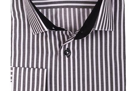 Nino Pacoli Black Stripe. Italenske Nino Pacoli laver smarte herreskjorter i klassiske metervarer. Har en slank figur, og kan anvendes i, og uden på bukserne. Bruges til både arbejde og fest.Â Vaskes på 40 grader Åndbar med 80% bomuld og 20% poly Slimfit