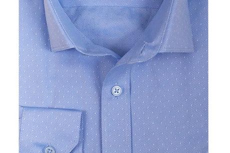 Nino Pacoli Light blue Dot. Italenske Nino Pacoli laver smarte herreskjorter i klassiske metervarer. Har en slank figur, og kan anvendes i, og uden på bukserne. Bruges til både arbejde og fest.Â Vaskes på 40 grader Åndbar med 80% bomuld og 20% poly. Slimf
