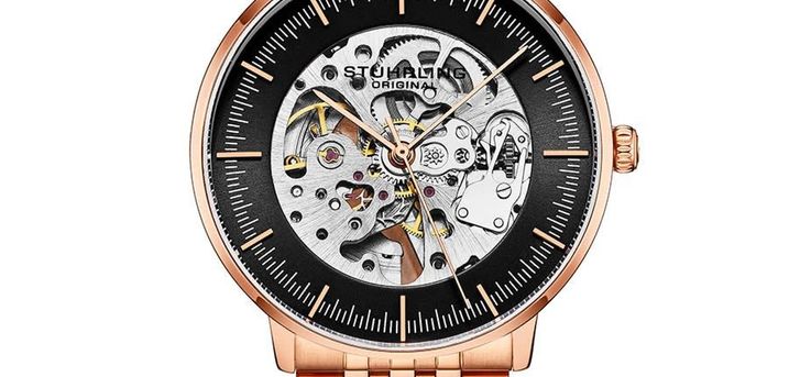 Stührling Legacy Automatic Skeleton 3994.3. Dette ur er perfekt til dig, som ønsker et moderne skeleton ur fra verdenskendte Stührling. Uret har en lækker rosaguld stållænke i rustfrit stål og måler 42 mm i diameter. Uret kommer med en flot og unik urskiv