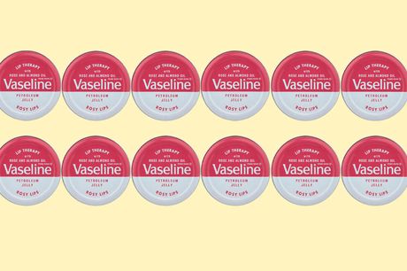 Vaseline Rosy lips 12 stuks Beschermt en verzacht schrale lippen<br />
Heeft een mooie zachtroze gloed<br />
Met rozen en amandelolie