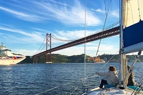 Passeio de Veleiro pelo Rio Tejo para 2 Pessoas com Lisbon4Sailing desde 39.90€. Desfrute das Cores Únicas de Lisboa.