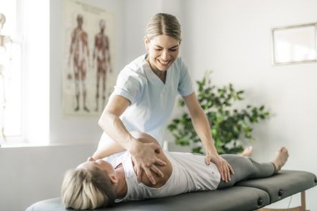 Seduta di osteopatia o massaggio a scelta con Ilaria Riciniello Osteopata (sconto fino a 66%). Valido in 3 sedi