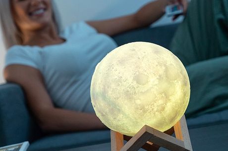 Genopladelige Måne LED-Lampe. Det er en original lampe, der fascinerer både børn og voksne med sit kreative design i form af en 3D-måne
Det er den perfekte løsning til at skabe en magisk atmosfære og lyse drømmehjem op hver aften.

Specifikationer:

 	Mat