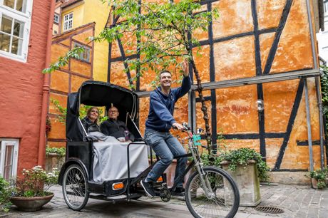 Oplev Nyhavn, Gråbrødre Torv, Skuespilhuset og meget mere med 1½ times guidet rundtur med cykeltaxa. Guiden kender alle de seværdigheder og historier, som er gemt i baggårde og rundt omkring i København. Kan også købes med 1 flaske god cava.