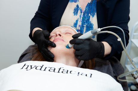 Ansigtsbehandlinger i Odense. Forkæl dig selv eller en du holder af med en professionel ansigtsbehandling hos Beauty By CR - vælg ml. 3 behandlinger.