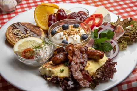 Nyd en lækker brunchtallerken på Café Jens Otto i Randers med en masse klassiske lækkerier.