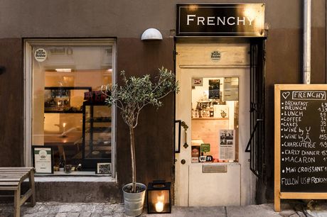 Spar 15% i aften: Hos Frenchy serveres velsmagende franske specialiteter, så autentiske at du lige så godt kunne være i Frankrig! Nyd deres lækre brunch, Croque Monsieur eller Charcuterie i den sydlandske stemning.  I 2022 blev restauranten anerkendt med 