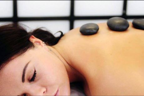  Forkæl dig selv med skøn wellness! - Denne deal er på enten 30 eller 60 minutters klassisk massage eller skøn hotstone massage. Dealen er kun for kvinder. Værdi op til kr. 550,- 