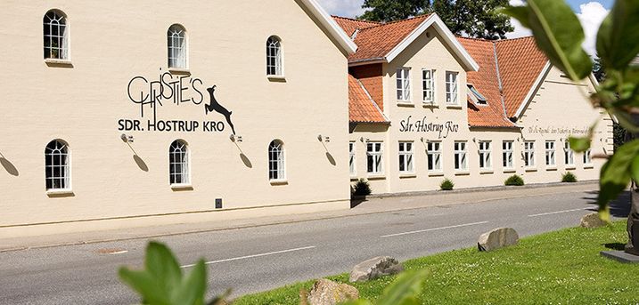 Christie's Sdr. Hostrup Kro. Formidabelt gourmetophold i Sønderjylland inkl. 4-retters gourmetmiddag og vin-, øl- eller saftmenu. Pris for 2 personer.