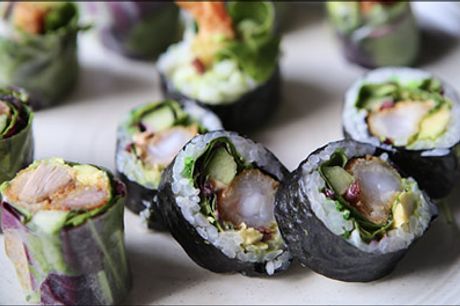  Sushimenu med forret og tilbehør - mums! - Lækker menu med 6 forårsruller, tangsalat, 29 stk. sushi samt 6 stk. rispapir med and. Værdi kr. 450,- 