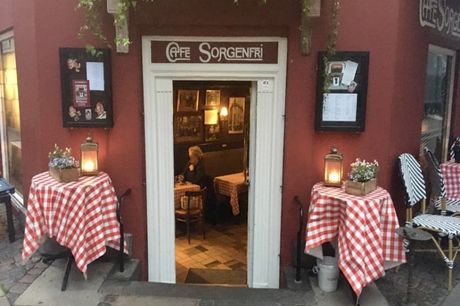 Spar 15% i aften: Oplev traditionel dansk mad og smørrebrød i gammeldags og hyggelige lokaler hos Café Sorgenfri i indre København.  i dag! Book hér og få rabat på hele regningen!