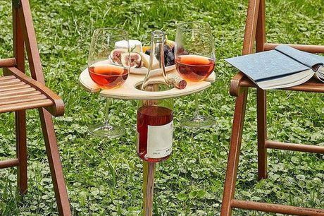 Mesa para vino hecha en madera para exteriores con porta vasos