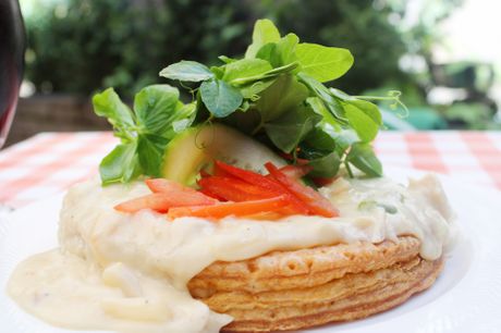 Tartelet med øl og snaps. Få en kæmpe tartelet med høns i asparges til frokost eller middag på Café Frederiksberg - inkl. 1 flaskeøl og 1 snaps.