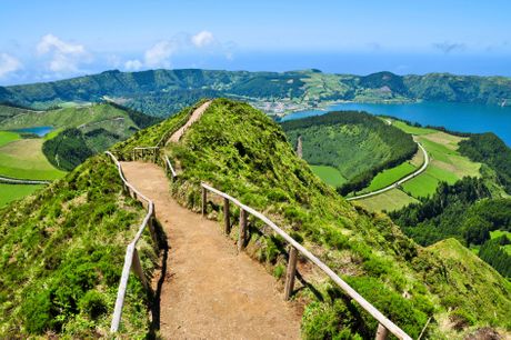Fantastiske Azorerne med udflugter. Midt i Atlanterhavet ligger den smukkeste ø-gruppe, Azorerne. Her venter et overflødighedshorn af smuk natur, naturfænomener og nogle af jordklodens fantastiske underfundigheder. Rejsen inkluderer flere spændende udflug