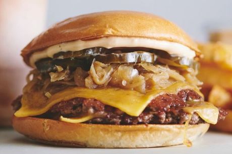 Spis med 33%. Pop's Diner Box: Snaskede burger favoritter med smagpotens hos autentisk Diner under Bispeengbuen.