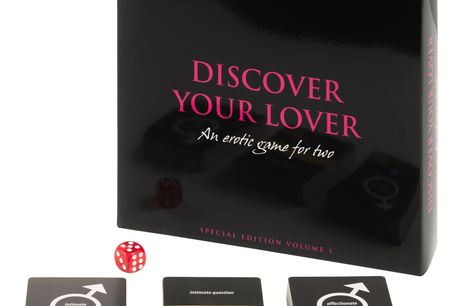 Discover Your Lover Special Edition Brætspil. Tag på et sensuelt eventyr med din partner gennem det erotiske område af dine seksuelle fantasier og ønsker. Nydelse, sjov og intimitet er kernen i dette spil, der tager dig med på en helt ny tur ved hjælp af 