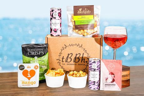 £19 for a summer cocktail hamper from Flowersdelivery4u including a pack of popcorn, gummies, crisps and a snack!