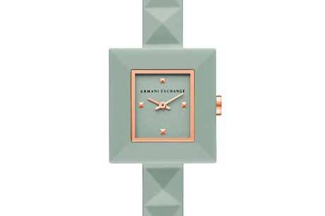 Armani Exchange Karla AX4404. Dette ur har et klassisk design med rene linjer. Uret har en gummirem og en urkasse, der er udført i flot grønt design, hvilket giver et unikt look. Derudover måler uret 26 mm. i diameter, og uret er vandtæt ned til 50 meter,