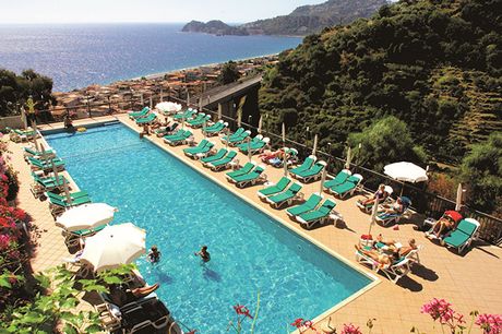 Rejse til Sicilien ved Taormina. Sicilien er en vidunderlig ø med smukke bjerglandsbyer, dejlige strande, spændende historie og et skønt køkken. Vil I kombinere oplevelser og ren afslapning er denne destination helt perfekt. Rejsen er inkl. fly, 7 overnat