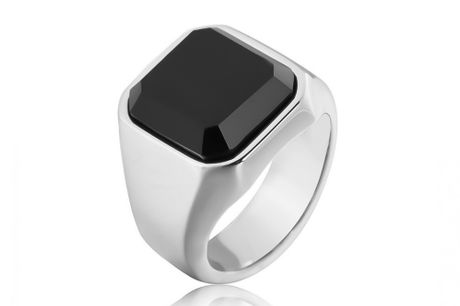 Stålring med firkantet sort sten. Sølv og sort er en fantastisk flot kombination til din nye ring. Ringen er et oplagt smykke, og et oplagt accessory at have på sammen med et ur. Denne flotte og simple ring er udført i rustfri stål
Find din ringstørrels