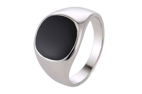 Ring i stålfarve med rund sort sten. Sølv og sort er en fantastisk flot kombination til din nye ring. Ringen er et oplagt smykke, og et oplagt accesorie at have på sammen med et ur. Denne flotte og simple ring er udført i rustfri stål
Find din ringstørr