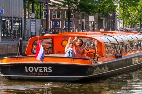 Rondvaart door Amsterdam <h3><strong>Wat krijg je?</strong></h3>
<ul>
 <li>Rondvaart met audio-gids door de Amsterdamse grachten in een gesloten rondvaartboot van Rederij Lovers</li>
 <li>GPS Audio-gids beschikbaar in meerdere talen</li>
 <li>Keuze uit vo