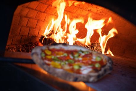 Spar 20% i aften: Tribeca i Nordvest er et siciliansk stenovnspizza-laboratorium med konstant udvikling af nye smagssammensætninger, baseret på økologiske kvalitetsråvarer. Indrettet som en rå New Yorker-bydel med åbent køkken, udendørs terrasse og hyggel