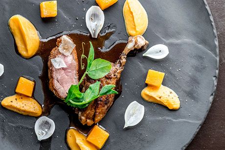 Snup en 3-retters menu alá Lyon till frokost hos restaurant Le Basilic. Den franske perle på Vesterbro har fokus på autentisk fransk mad og elegant atmosfære, og er det perfekte sted, hvis du er på udkig efter en uforglemmelig frokostoplevelse.