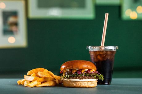 Nyd en smagfuld Single Iconic Burger-menu med burger, fries og stor sodavand. Gælder til alle kædens restauranter i Danmark. Spis i restauranten eller tag med som takeaway.