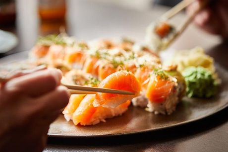 36 eller 49 stykker sushi ud af huset Det er kun de mest populære sushistykker, der er kommet med i disse luksusmenuer, så du kan godt glæde dig til de himmelske mundfulde. 