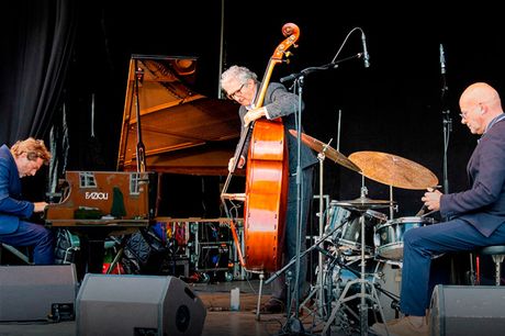 Oplev Danmarks mest prominente jazztrio GINMANBLACHMANDAHL den 6. juli 2022 i Haveselskabets Have på Frederiksberg. Du får en aften med fantastisk musik i fantastiske omgivelser.