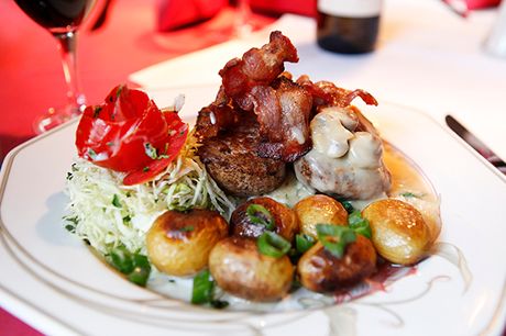 Klassiker hos Dubrovnik. Besøg Odenses velkendte Restaurant Dubrovnik og nyd en klassisk medaljon af svinemørbrad med dejligt tilbehør.