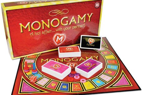 Monogamy Erotisk Brætspil        - Flere farver. Dæmp lyset, sluk telefonen og forbered dig på en hed affære med din partner, når I leger jer igennem det sensuelle og erotiske Monogamy brætspil. Det vil sætte skub i tingene og åbne op for nye sider af jer
