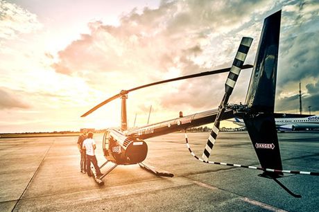 Spændende helikopterrundflyvning.  Byer over hele landet: HeliCompany Vælg mellem: - Helikopterrundflyvning på 8-10 minutter (ca. 25 km i luftlinje) - Helikopterrundflyvning på 18-20 minutter (ca. 55 km i luftlinje)