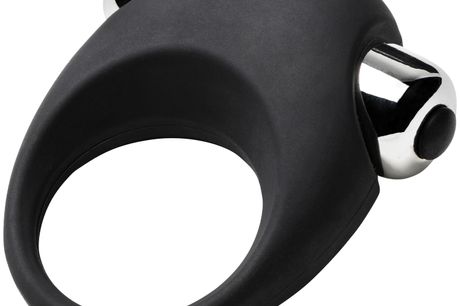 Sinful Vibrerende Love Ring - Black. Sinful Vibrerende Love Ring er en stimulerende penisring, der er ideel til at pifte jeres intime stunder op. Den lille bullet vibrator i ringen har et effektivt vibrations niveau, der tager sig kærligt af hendes klitor