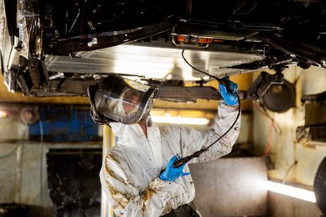 Dinitrol rustbeskyttelse. Rustbeskyt din bil og forlæng dens levetid med en Dinitrol rustbeskyttelse hos Vestfyns Undervogns Center i Aarup.