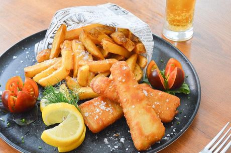 Bestseller: Fish 'n' Chips med tatarsovs Hos Cafe Søster bliver der serveret sprød Fish & Chips i lange baner, og gæsterne er helt vilde med det. 