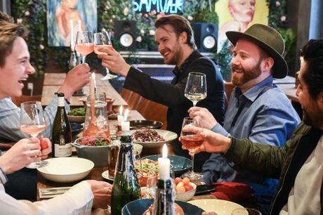 Spis med 34%. Samvær Bar: Pikante cocktails og populære øl-brands hos spisebar med socialt fælles-skål. 